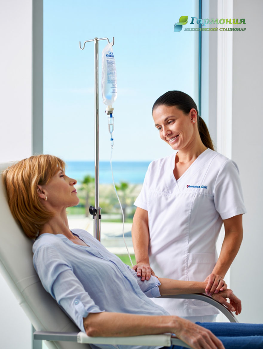 Врач и пациент с капельницей на фоне берега Гродно