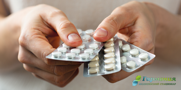 Руки держат таблетки